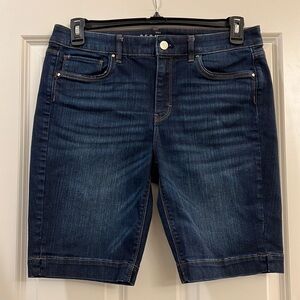 White House Black Market ladies jean Bermudas